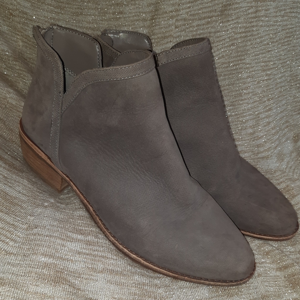 Gianni Bini / Gray Leather Ankle Boots / Size 8M